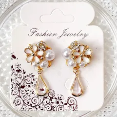 白　お花　パール　揺れる　チャーム　ハンドメイド　ピアス　イヤリング