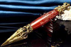 【１点物】チベット密教法具 赤瑪瑙 カーネリアン　168x24mm　五爪龍神 金剛杵 木製台座付き 天珠 _CG6207【宅急便】