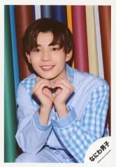 【中古】生写真(ジャニーズ) なにわ男子/長尾謙杜/上半身・衣装水色・チェック柄・両手でハート・笑顔・左向き・背景カラフル/「アクリルスタンドII」オフショット/公式生写真