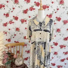 パッチワーク柄シャツワンピース／モノトーン×ベージュ／半袖ロングワンピース／レトロヴィンテージスタイル／ゆったりシルエット／総柄レーヨン調ワンピース／春夏秋／モネリトル