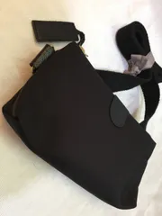 IL BISONTE クロスボディバッグ サコッシュ /ブラック