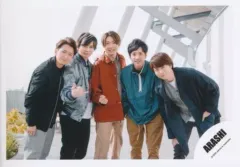 【中古】生写真(ジャニーズ) 嵐/集合(5人)/横型・膝上/「アラフェス 2020 at 国立競技場」グッズオフショット/公式生写真