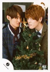 【中古】生写真(ジャニーズ) 関西ジャニーズJr./向井康二・室龍太/上半身・衣装グレー・茶色・白・黒・赤・口閉じ・クリスマスツリー/16冬 「X’mas SHOW 2016」グッズ撮影/公式生写真