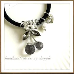 No.1384　さくらんぼのヘアゴム　大人可愛いヘアゴムハンドメイドメイドヘアゴム　チェリーのヘアゴム　黒