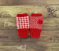 北欧ラトビア伝統柄のハンドウォーマー（レッド）
