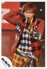 【中古】生写真(ジャニーズ) Kis-My-Ft2/千賀健永/ライブフォト・膝上・衣装赤黄色チェック・右手頭・左手マイク/公式生写真