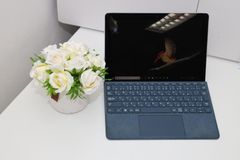 美品Surface GO M1824(第1世代) 2in1 Win10 Intel Pentium-4415Y/メモリ8GB/SSD128GB タイプカバー・ACアダプター付