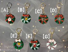 ハンドメイド】クリスマスリース キーホルダー - メルカリ