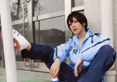 【中古】生写真(男性) 鈴木拡樹(荒北靖友)/横型・座り・ジャージ青・右足柱・右手ペットボトル・キャラクターショット/舞台「『弱虫ペダル』箱根学園篇～野獣覚醒～ブロマイド