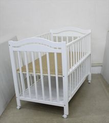 スリーピー ベビーベッド アリス ホワイト 寝台サイズ120×70cm キャスター付ベビーベッド 新生児OK クリーニング済み B06000