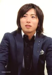 【中古】生写真(男性) w-inds./千葉涼平/バストアップ・ジャケットグレー・シャツ黒・目線左・背景白/公式生写真