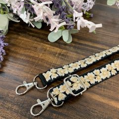 値下げ↓☆インド刺繍☆スマホストラップ☆ショルダーストラップ☆ブラック、ホワイト、ゴールド系ホワイトデー プレゼント