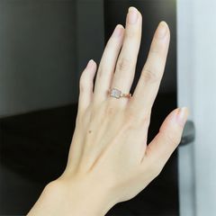 静かな均衡 – スクエアと一粒石の華奢リング