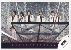 【中古】生写真(ジャニーズ) NEWS/集合(6人)/ライブフォト・横型・衣装白・黒・背景銀・増田右手マイク/公式生写真