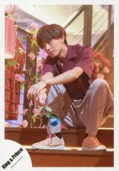 【中古】生写真(ジャニーズ) King ＆ Prince/永瀬廉/全身・座り・衣装紫・両手交差・目線左・階段・花/アルバム「L＆」MV＆ジャケ写オフショット/公式生写真