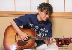 【中古】生写真(ジャニーズ) 関ジャニ∞/安田章大/横型・膝上・座り・衣装青・両手ギター/「関ジャニ∞ 15周年記念ドームツアー 十五祭」ここにしかないフォトセット