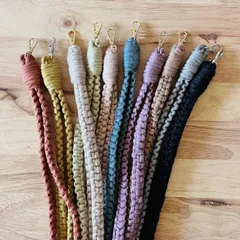 マクラメ編みのスマホストラップ/スマホショルダー（ホルダーシート付き）