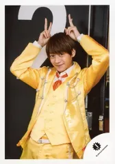 【中古】生写真(ジャニーズ) 美 少年/藤井直樹/膝上・衣装黄・オレンジ・白・右手・両手頭の上でピース/「ジャニーズ銀座2019 Tokyo Experience」グッズオフショット/公式生写真