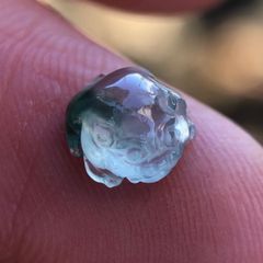 天然　本翡翠　氷〜グラス　ルース　1.85ct　貔貅・神獣　彫刻　ぷりぷり　金運アップ　お守り　A貨　男女兼用　国内ミニ鑑別書付き