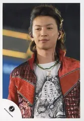 【中古】生写真(ジャニーズ) 関ジャニ∞/大倉忠義/ライブフォト・バストアップ・赤ジャケット・白シャツ・ネックレス・目線下/公式生写真