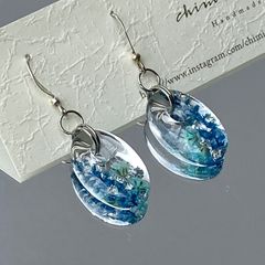 涼しげなブルーのドライフラワーピアス
