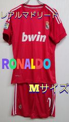 レアルマドリード　RONALDO　背番号7　未使用　赤　ユニフォームM素材不明　着丈69cm　身幅51cm　肩幅45cm　袖丈23cm　ウエスト囲74cm　ウエスト幅34cm　ヒップ幅61cm　股上31cm　股下16cm　太もも囲72cm　太もも幅31.5cm