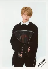 【中古】生写真(ジャニーズ) Aぇ! group/末澤誠也/膝上・衣装黒・右手左腕・首傾げ・目線左・背景白/「関ジュ 夢の関西アイランド 2020 in 京セラドーム大阪 ～遊びにおいでや!満足 100%～」グッズオフショット/公式生写真