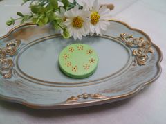 ハンドメイド　サークル型　緑色の花柄ブローチ