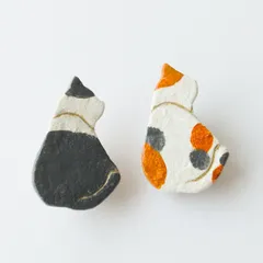 【2点セット】三毛猫と白グレーネコのブローチ(オーブン粘土・陶土)・ハンドメイド