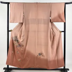 付下げ 身丈154cm 裄丈63.5cm S 袷 御所車 草花 刺繍 ぼかし ピンクベージュ 正絹 美品 秀品 【中古】