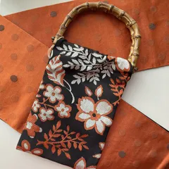 ゆかた帯で作ったバッグ チャコール花：101630342 | バンブーバッグ 鞄 かばん ハンドバッグ 小物入れ 小杉織 和柄 和小物 和風 伝統柄 縁起柄 七宝 結晶 花 赤 紺 チャコール 黄 花柄 福井県 うふってなるわハンドメイド工房 日本製