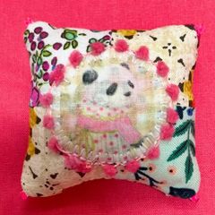 パッチde針山　ミニ　おめかしパンダさん　針山　ピンクッション　パッチワーク　パンダ　雑貨　花柄　ビーズ