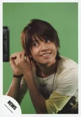 【中古】生写真(ジャニーズ) NEWS/手越祐也/上半身・衣装白黄・両手耳・目線左・背景緑/公式生写真