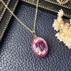 おとぎの国の赤い一輪花ネックレス － 蝶が舞うエレガントな輝き　赤　フラワー　ハンドメイド