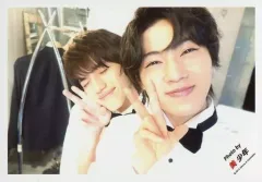 【中古】生写真(ジャニーズ) 美 少年/佐藤龍我・岩崎大昇/横型・バストアップ・衣装白・右手ピース・岩崎目閉じ・佐藤目細め/「ジャニーズJr.8・8祭り～東京ドームから始まる～」セルフィー/公式生写真