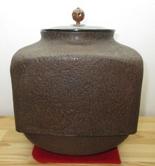 ☆美品 茶道具 在銘 牛童子地紋 四方釜 送料込み ☆美品 茶道具 在銘 牛童子地紋 四方釜 送料込み 美品 茶道具 在銘 牛