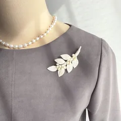 ホワイト木の実リーフ❤︎ 布花ブローチ　一点物　フォーマルコーデ　卒園式　卒業式　入園式　入学式　母の日　コサージュ　オケージョン　北欧風　ナチュラル　小ぶり　シンプル　大人　子供