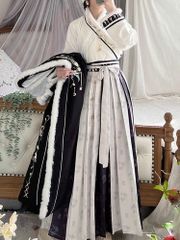 新品・未使用】煌びやかな生地感のフリルがオシャレなオフショル
