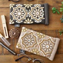 メガネケース めがね入れ 小物入れ ペンケース フラットポーチ おしゃれ かわいい 可愛い マチなし ビーズ刺繍メガネケースA 2カラー
