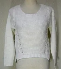 【秋冬クリアランスセール！】【レディス　ジップデザイン　クルーセーター＜オフ白：Ｍ＞】2524素肌に優しいソフトな素材、ジップとケーブル柄の丈短（クロプト丈）ラーベン編みのクルーセーター【ケーブル編みニット】【セーター】【女子旅】