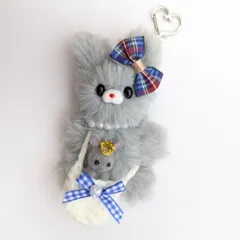 うさぎのぬいぐるみを持つうさぎのモールドールキーホルダー　うさぎ　ぬいぐるみ　モールドール　モールドールキーホルダー　キーホルダー　キーリング　キーチェーン　チャーム　韓国　ふわふわ　推し活　推し活グッズ　モール人形　アイドル　kpop