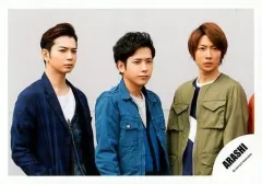 【中古】生写真(ジャニーズ) 嵐/相葉雅紀・松本潤・二宮和也/横型・上半身・衣装青カーキ・目線右/「青空の下、キミのとなり」PV＆ジャケ/公式生写真