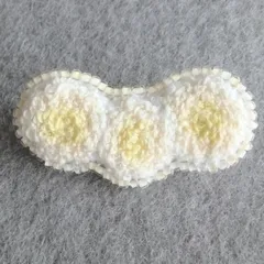 ブローチ　ハンドメイド　刺繍　刺しゅう　春　花　団子　丸　豆　クリーム色　キナリ　きなり　ビーズ　ビーズ刺繍