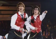 【中古】生写真(ジャニーズ) NEWS/小山慶一郎・加藤シゲアキ/横型・枠無・衣装赤・メガネ/公式生写真