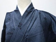 【一輝堂】リサイクル着物 紬 枝花文 しつけ付 正絹 身丈約157cm 裄丈約62.5cm 25z07-3836
