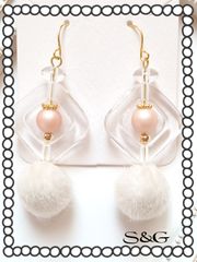 ベージュ　ポンポン　くすみピンクパール　スクエアデザイン　フックピアス