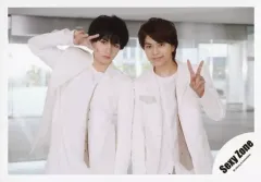 【中古】生写真(ジャニーズ) Sexy Zone/中島健人・佐藤勝利/横型・上半身・衣装白・片手ピース・口閉じ/アルバム「PAGES」MV＆ジャケ写オフショット/公式生写真
