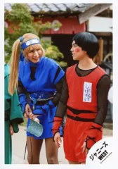 【中古】生写真(ジャニーズ) ジャニーズWEST/重岡大毅・藤井流星/膝上・衣装青赤・藤井巻物持つ/アルバム「WESTival」ジャケ写撮影＆グッズ撮影オフショット/公式生写真