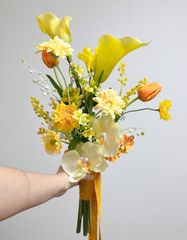 ビタミンカラーの縦長アームブーケ　ウェディングブーケ　ブートニア付　造花　カラー　胡蝶蘭　チューリップ　ミモザ