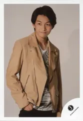 【中古】生写真(ジャニーズ) 7 MEN 侍/五十嵐玲央/膝上・衣装ベージュ・体右向き・右手ポケット・微笑・背景グレー/「DREAM BOYS 2018」グッズオフショット/公式生写真